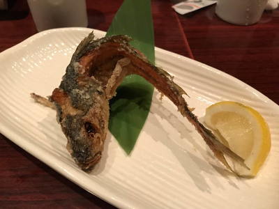 Der Fisch vom Sashimi wurde schnell frittiert. Nichts wird vergeudet!