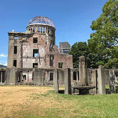 Am Atombombendenkmal in Hiroshima, auf Miyajima und in Himeji