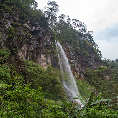 Wanderung zum Cibeureum-Wasserfall bei Bogor